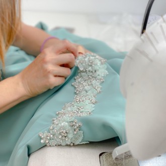 El proceso de confección de un vestido de invitada ideal