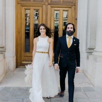 -A- da vida a su vestido de novia en su primer aniversario